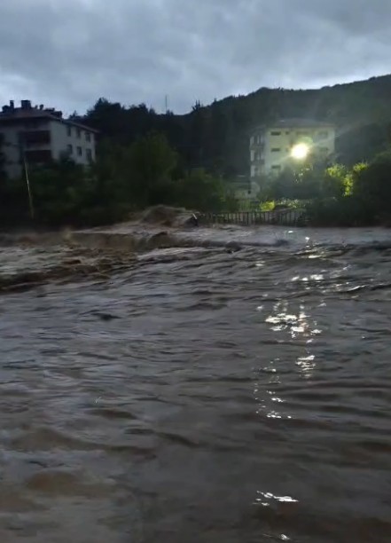 Sel afetinin yaşandığı Cide&rsquo;de derenin taştığı anlar kamerada