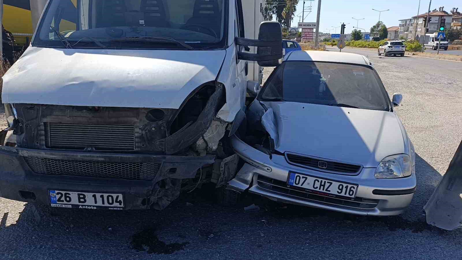 Kamyonet ile otomobilin &ccedil;arpışma anı kamerada: 2 yaralı