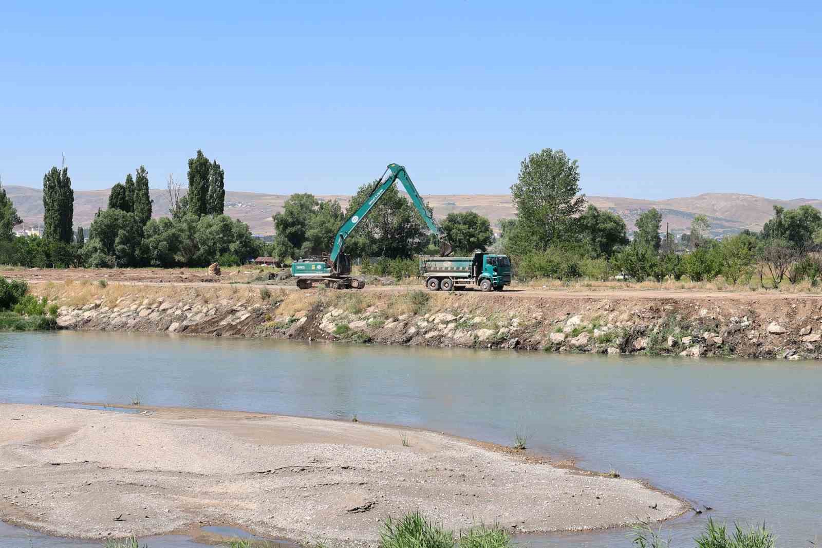 Kızılırmak çevresinde yürütülen taşkın önleme ve rüsubat çalışmaları devam ediyor