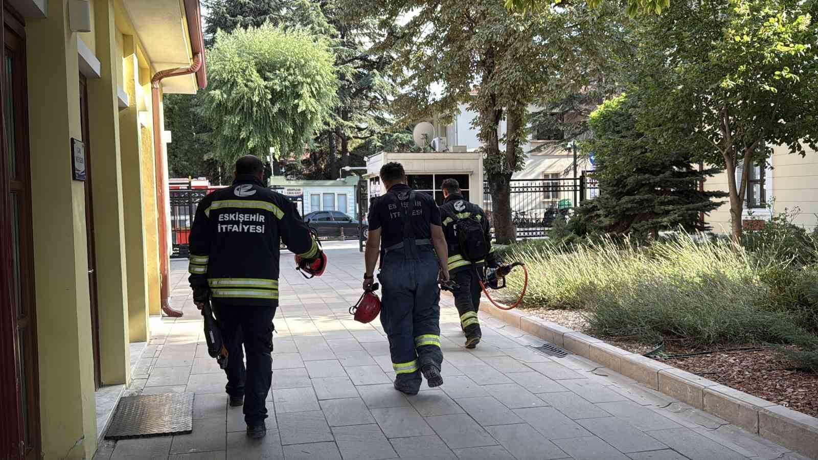 Eskişehir’de trende ayağı sıkışan kadın yolcu itfaiye ekiplerince kurtarıldı
