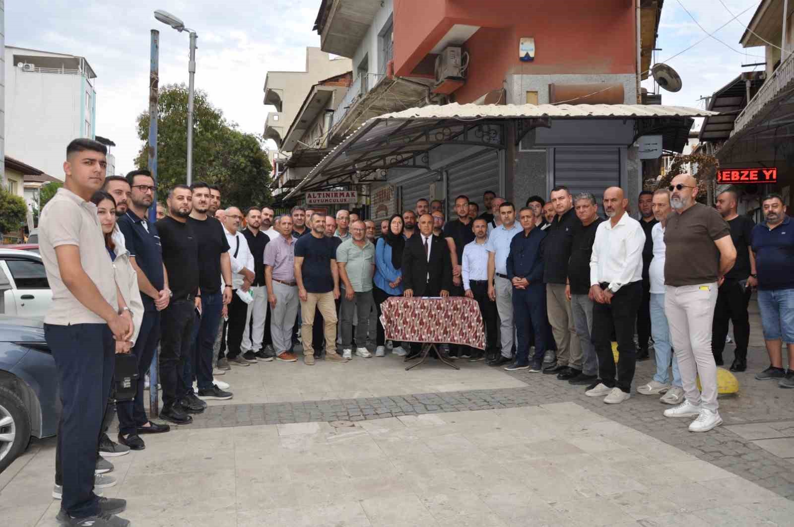 Manisa&rsquo;da silahlı soygun girişimini kınayan kuyumcular aynı anda kepenk indirdi