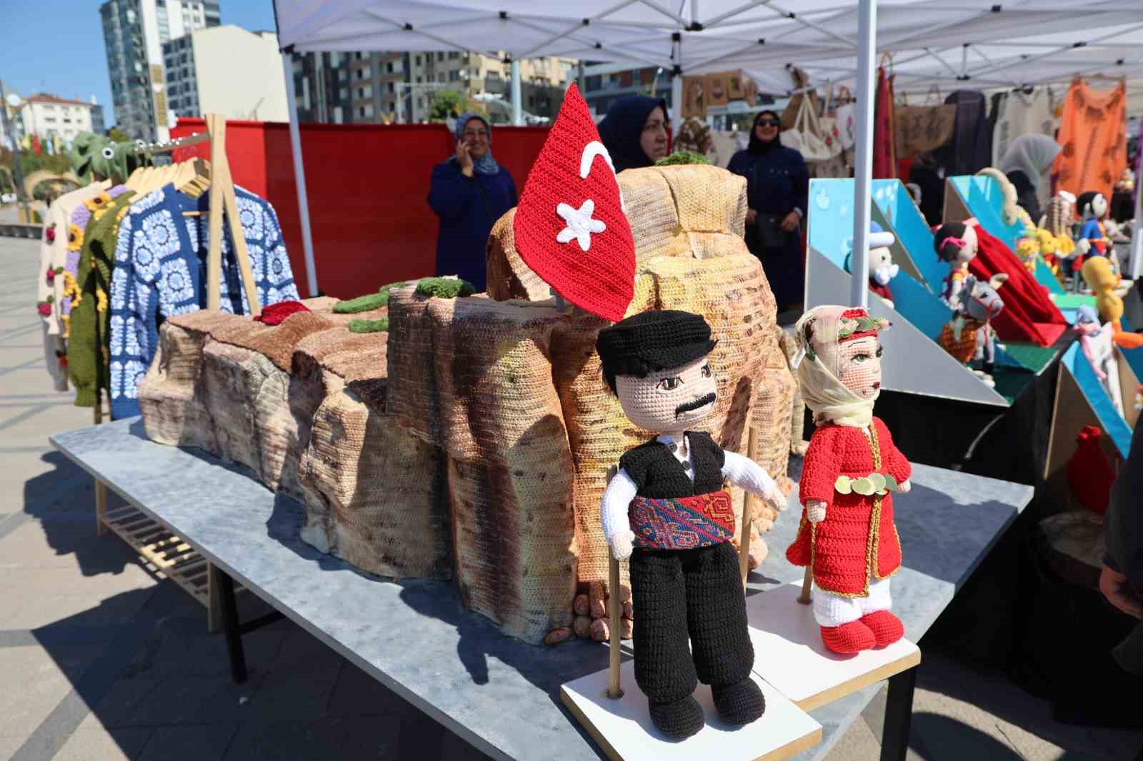 Kursiyerler 4 bin yıllık tarihi Harput Kalesi’ni amigurumi ile ördü