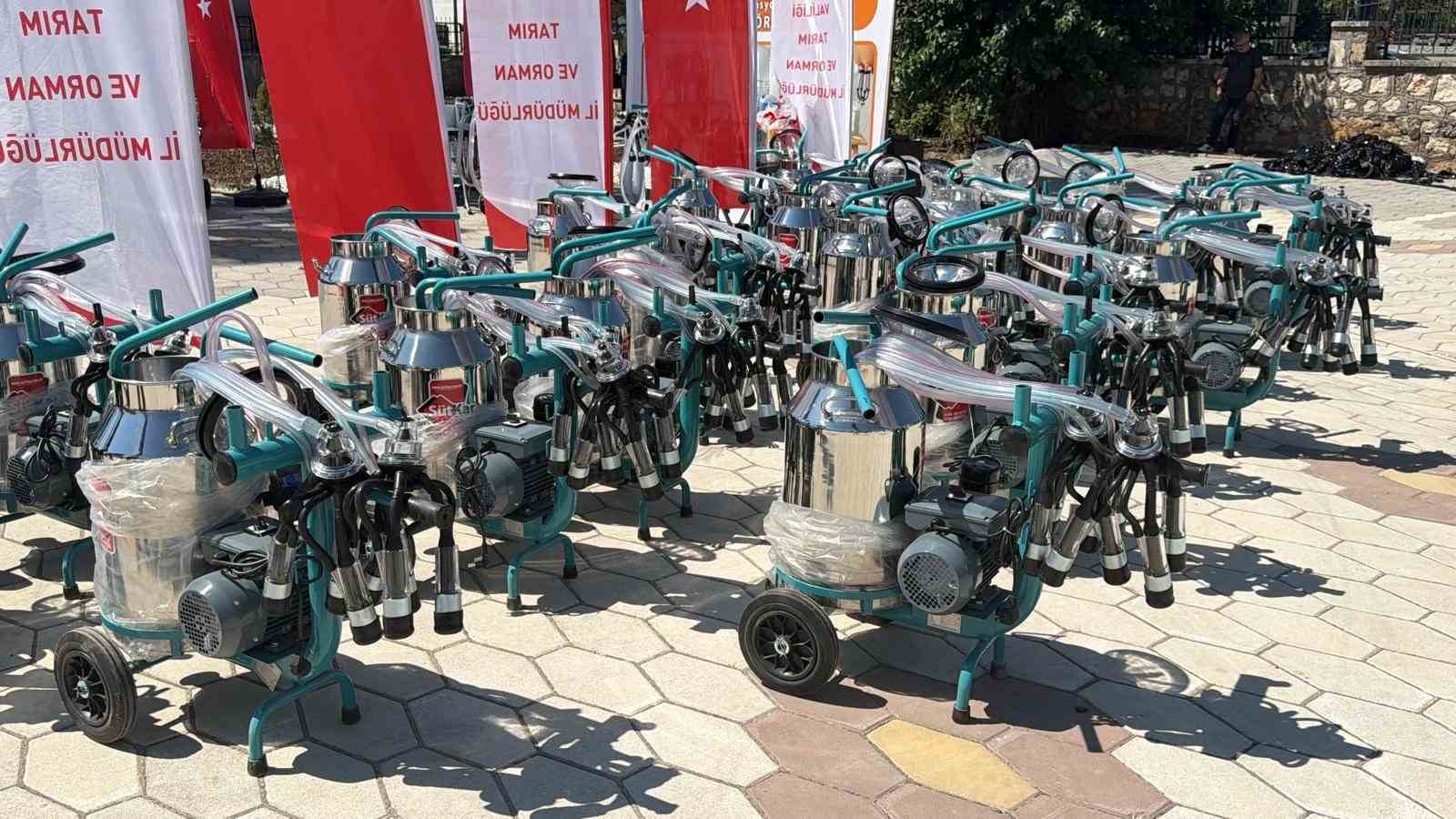 Adıyaman’da süt sağım makineleri üreticilere dağıtıldı