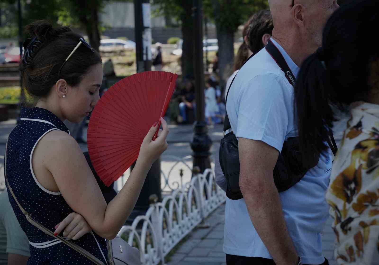 İstanbul&rsquo;da sıcak hava ve nem bunalttı: Kire&ccedil;burnu Sahili Antalya plajlarını aratmadı
