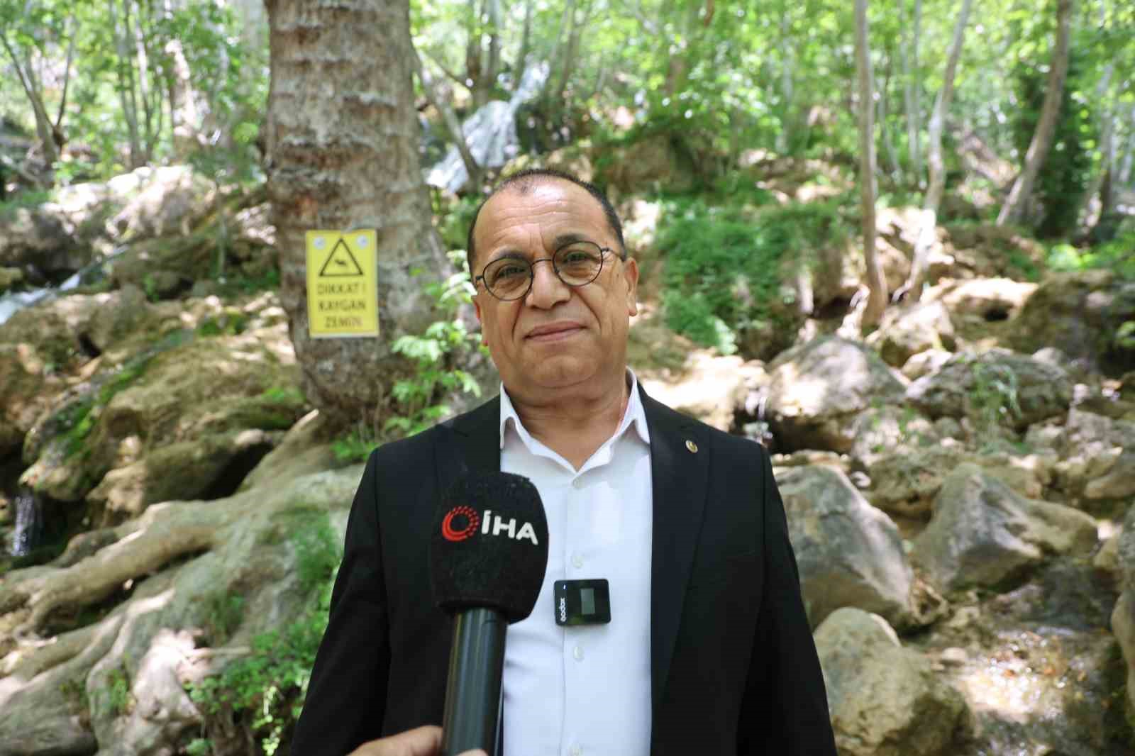 Kuruyan şelale yeniden çağladı, Adanalılar sıcaktan Obruk Şelalesi’ne akın etti