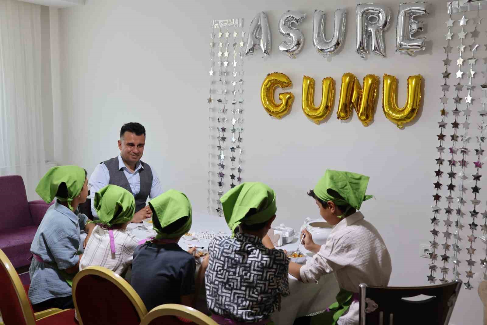 Koruma altındaki çocuklar aşure yaptı