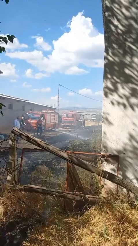 Elazığ’da örtü yangını