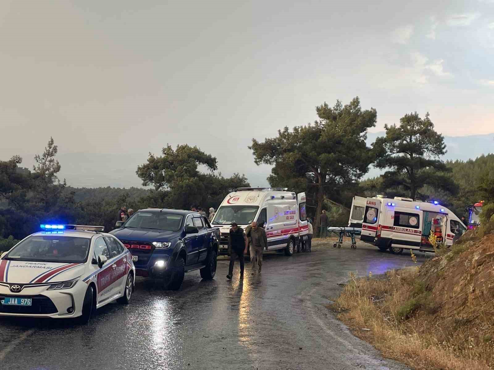 İzmir&rsquo;de iş&ccedil;i servisi şarampole devrildi: 22 yaralı