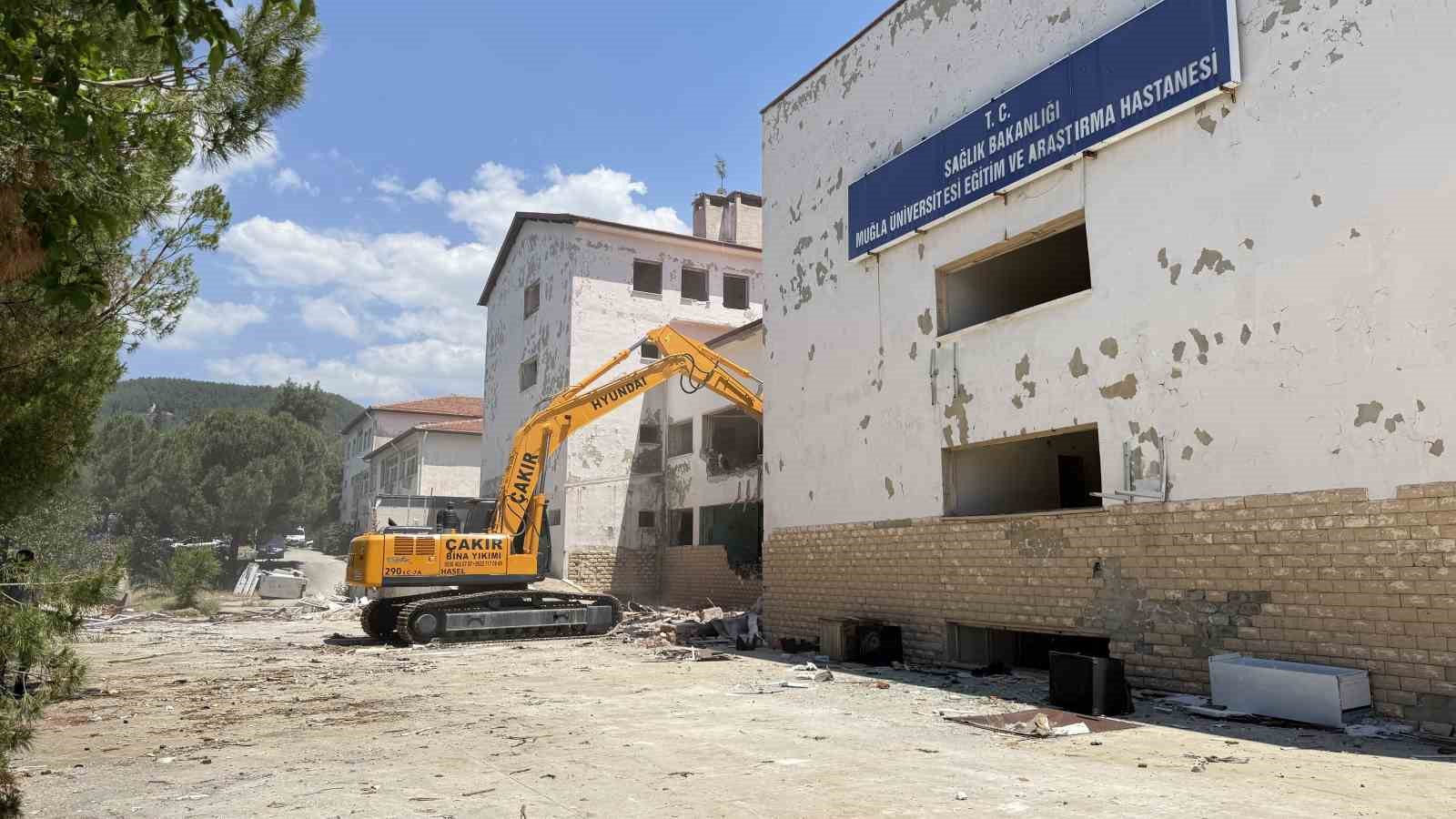 Menteşe’de 72 yıldır hizmet veren bina yıkılıyor
