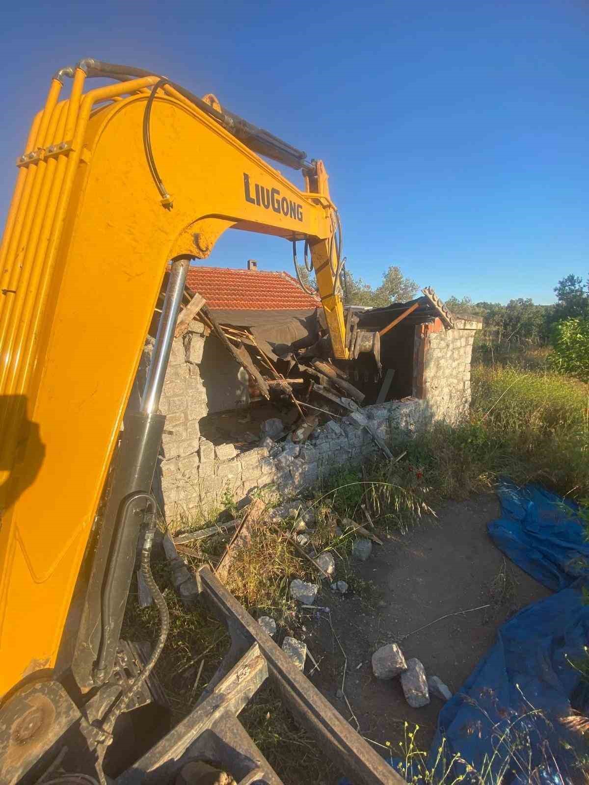 Çanakkale’de 11 kaçak yapı yıkıldı