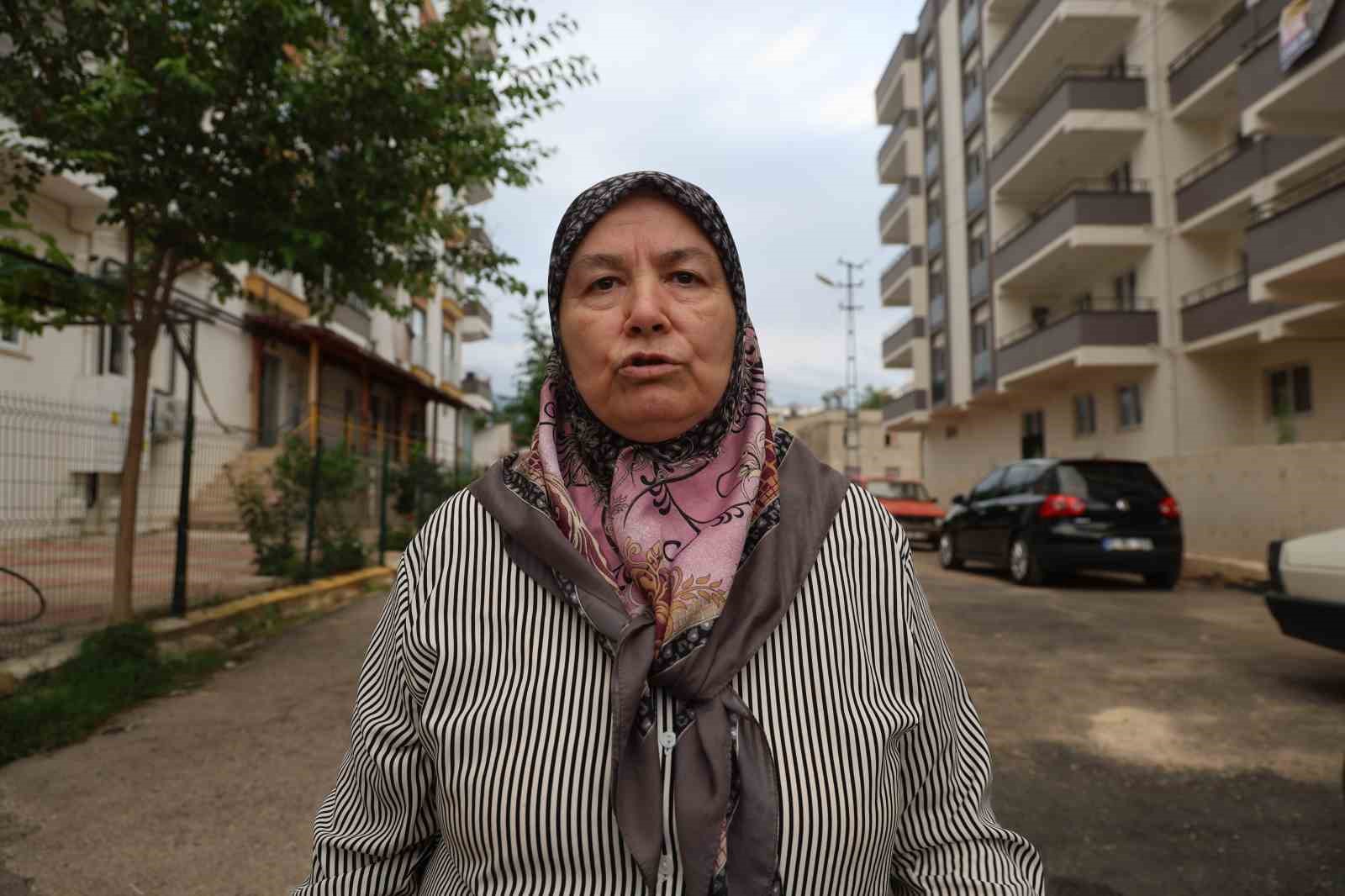 Kanalizasyonu akarsuya bağladılar, mahalle sakinleri sokağa &ccedil;ıkamıyor