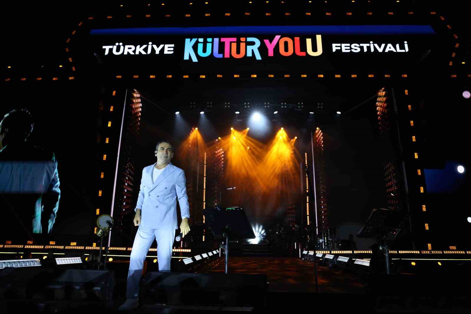 Ferhat Göçer’in şarkılarıyla Malatya Kültür Yolu Festivali’ne veda edildi
