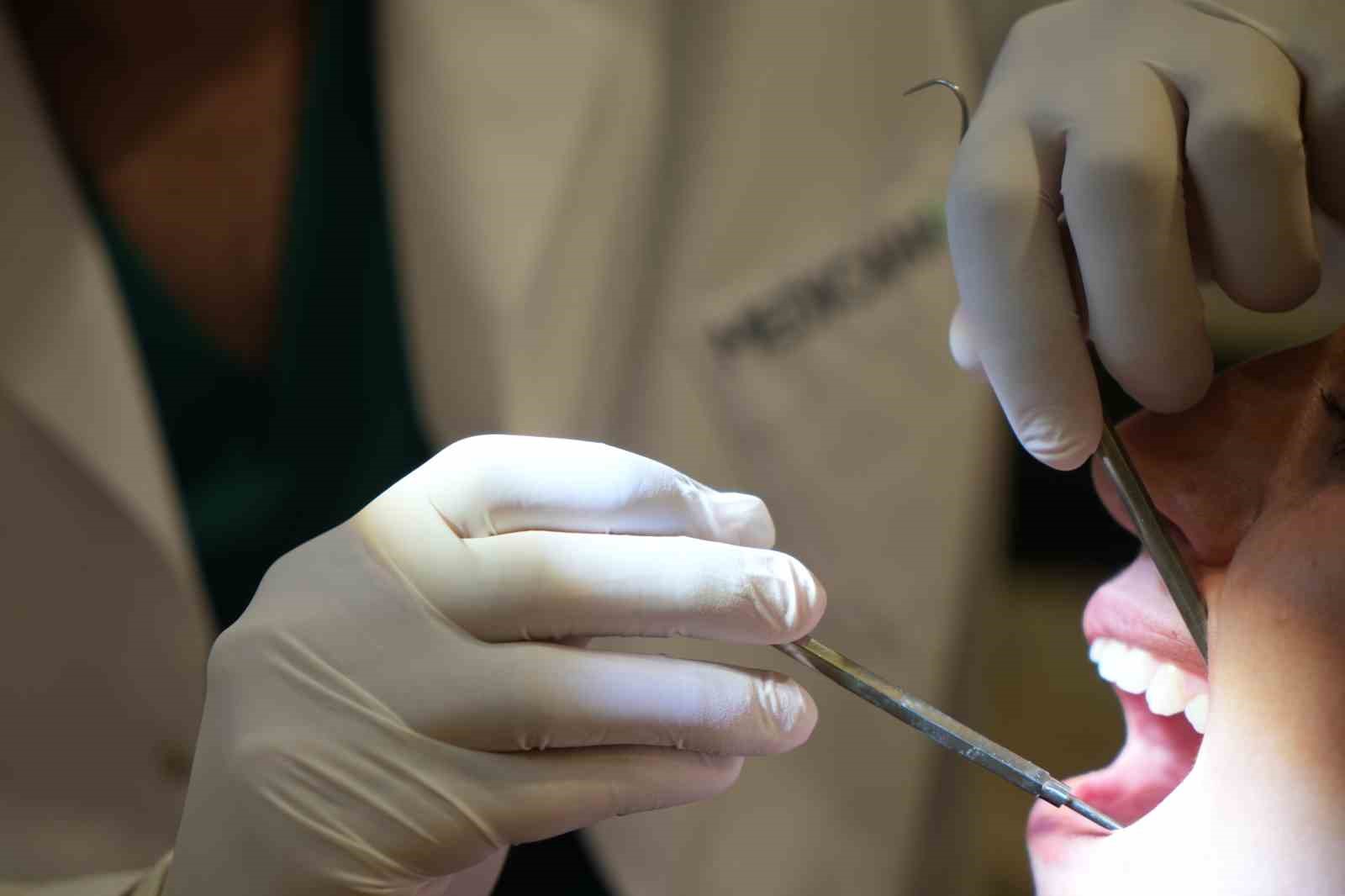 Çene kemiği erimesi implant tedavisine engel değil