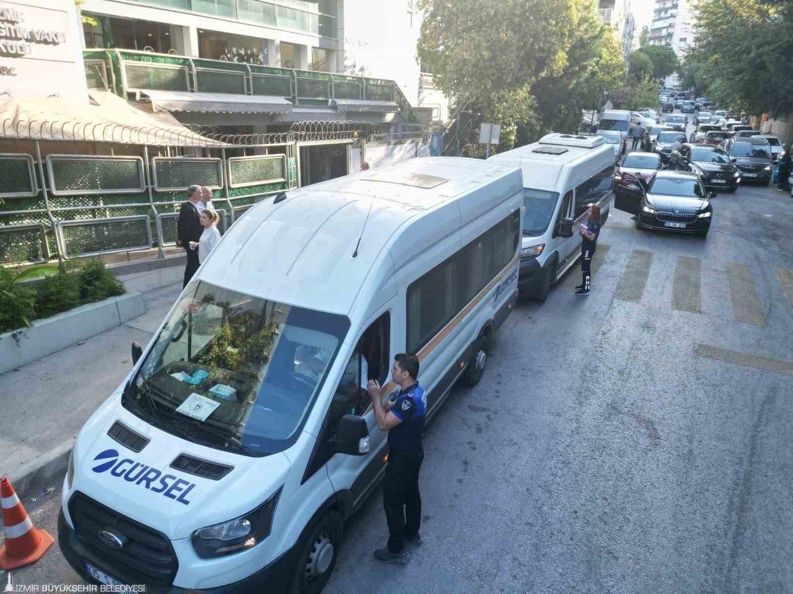 Büyükşehir’den İzmir’e 400 yeni servis aracı plakası