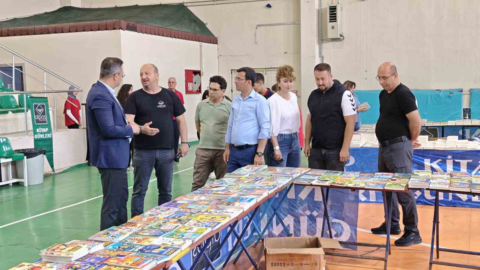 Sarıgöl’de binlerce kitap öğrencilerle buluştu