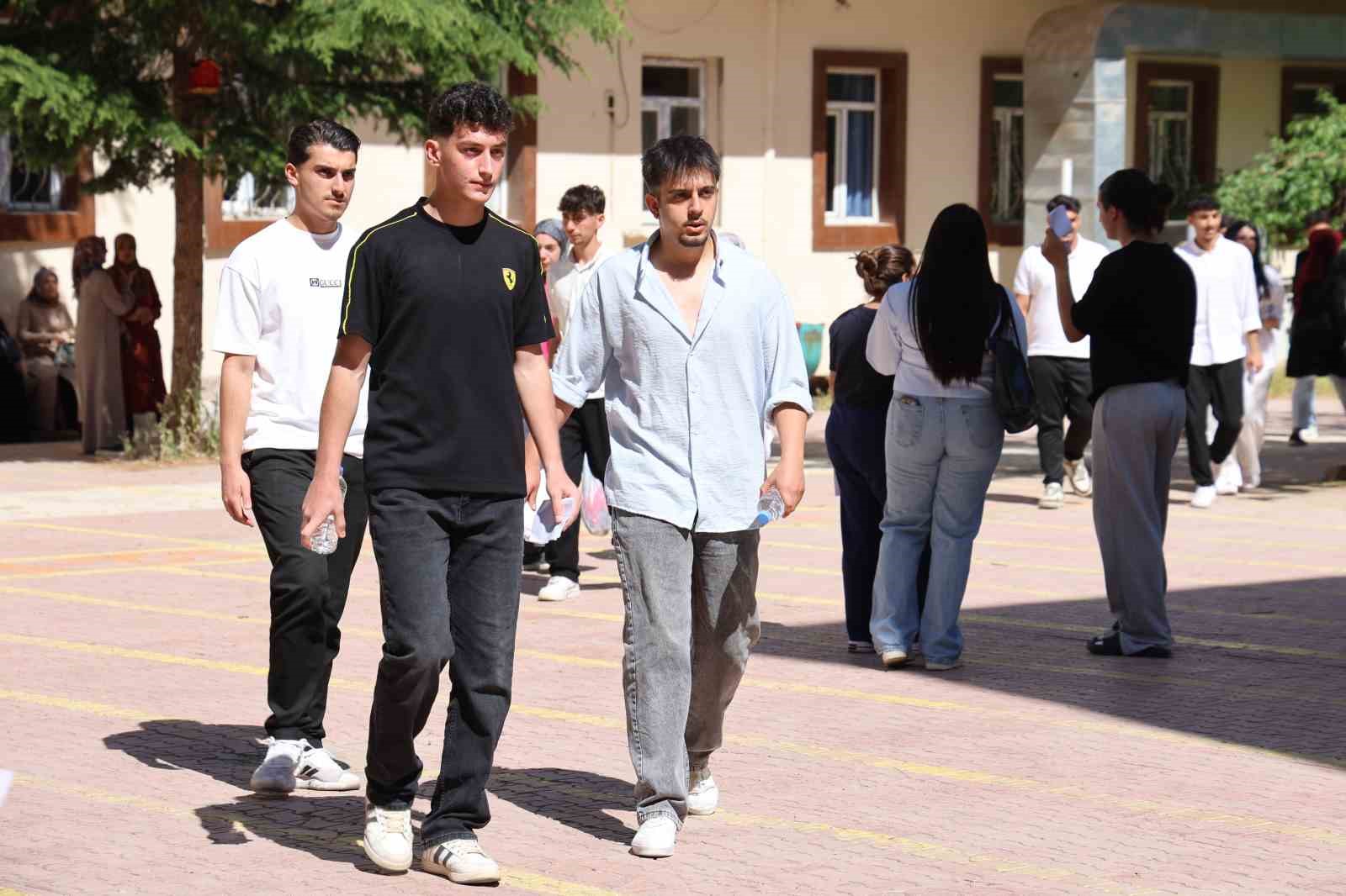 Elazığ’da YKS maratonu başladı: 37 binden fazla aday geleceği için sıralardaki yerini aldı