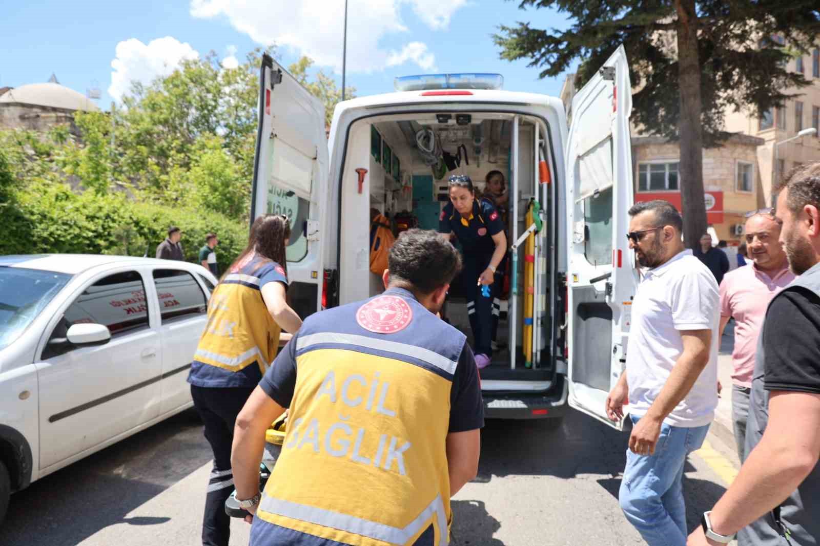 Cenaze &ccedil;ıkışında yol verme kavgası kanlı bitti: 1 yaralı, 2 g&ouml;zaltı