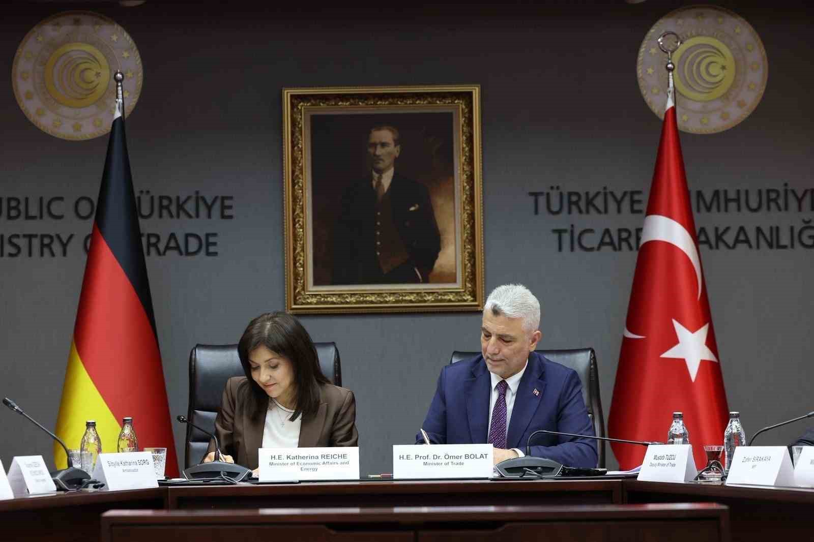 Bakan Bolat: "Almanya vizelerinde ret oranı y&uuml;zde 25&rsquo;lerden y&uuml;zde 14&rsquo;e geriledi"