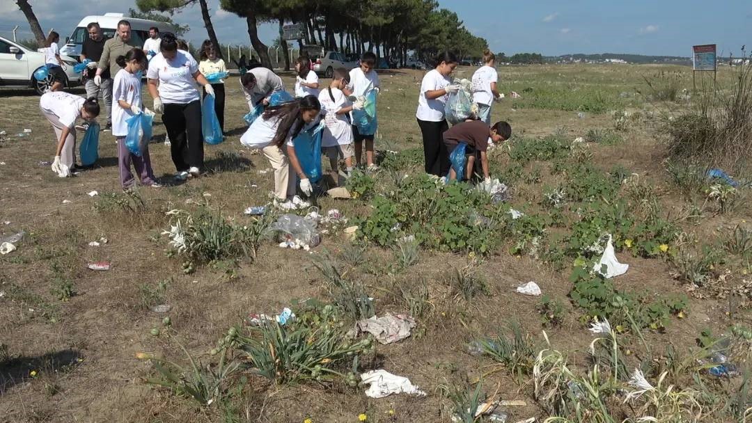 Sahildeki çöpleri tek tek topladılar