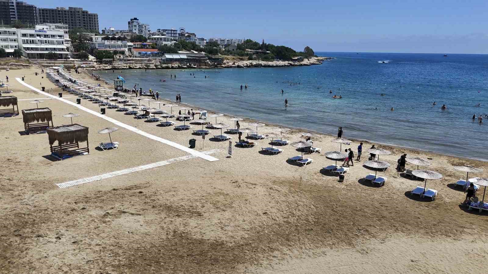 Mersin’de plajlar yaz sezonunda yoğun ilgi görüyor