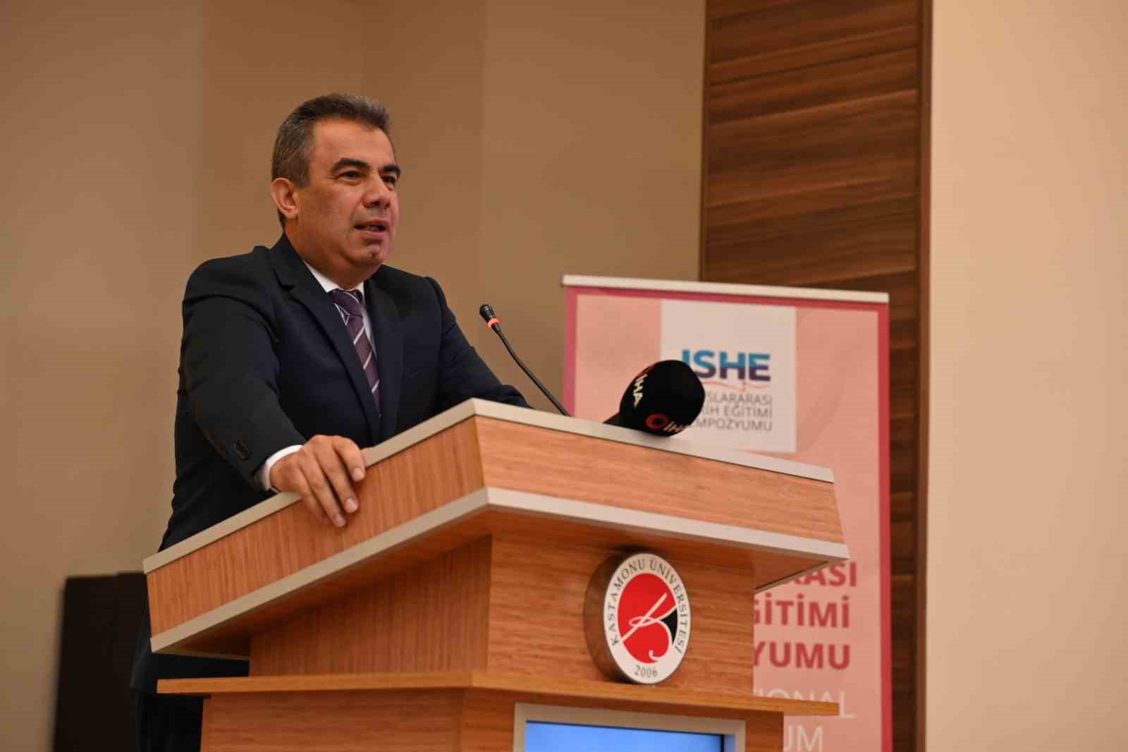 Farklı ülke ve şehirlerden akademisyenlerin katıldığı sempozyumda tarih eğitimi masaya yatırıldı