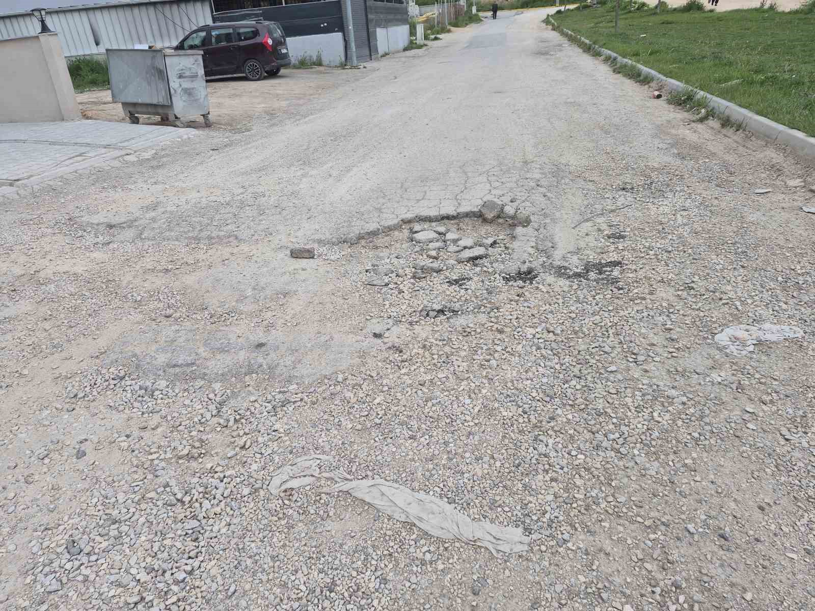 Ana arterle kesişiminde sürekli kaza olan sokak için tedbir alınması bekleniyor