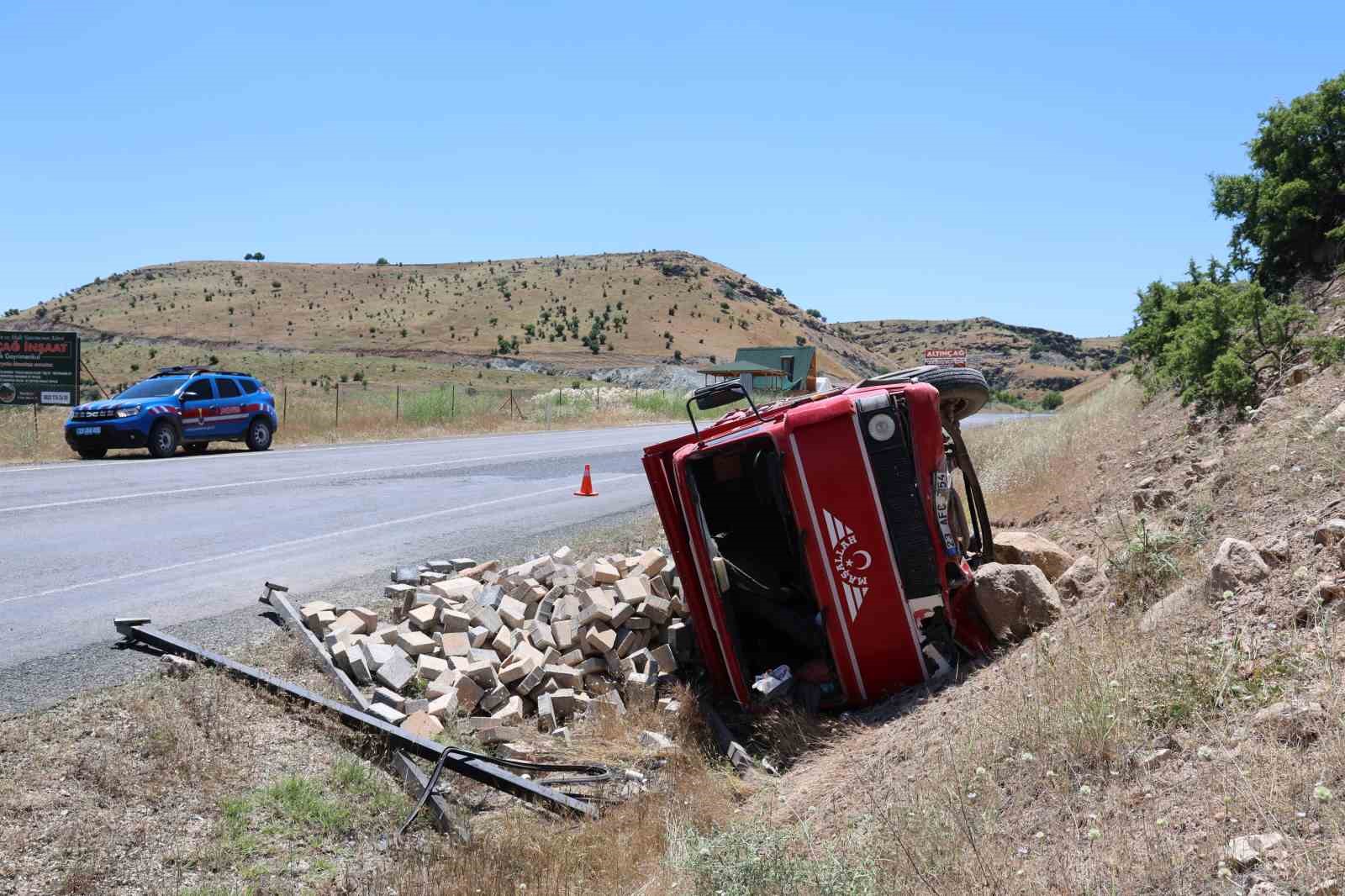 Elazığ&rsquo;da parke taşı y&uuml;kl&uuml; kamyonet devrildi: 2 yaralı