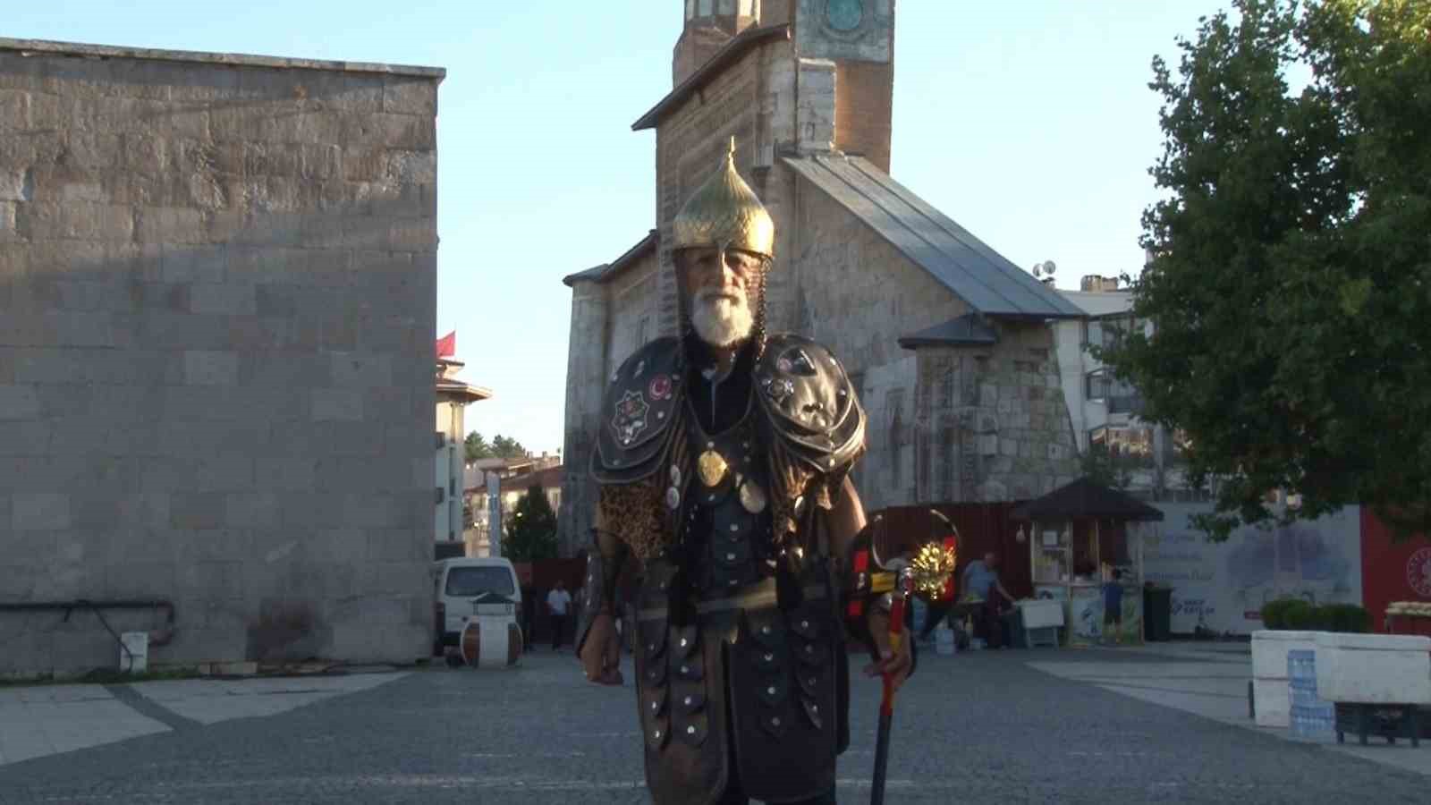 Sultan Alparslan’ın kılığında 60 ili gezdi, son durağı Sivas’ta gençlere Malazgirt zaferini anlattı