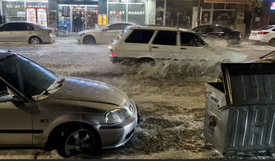 Alaca&rsquo;da sağanak doluya d&ouml;n&uuml;şt&uuml;, cadde ve sokaklar beyaza b&uuml;r&uuml;nd&uuml;