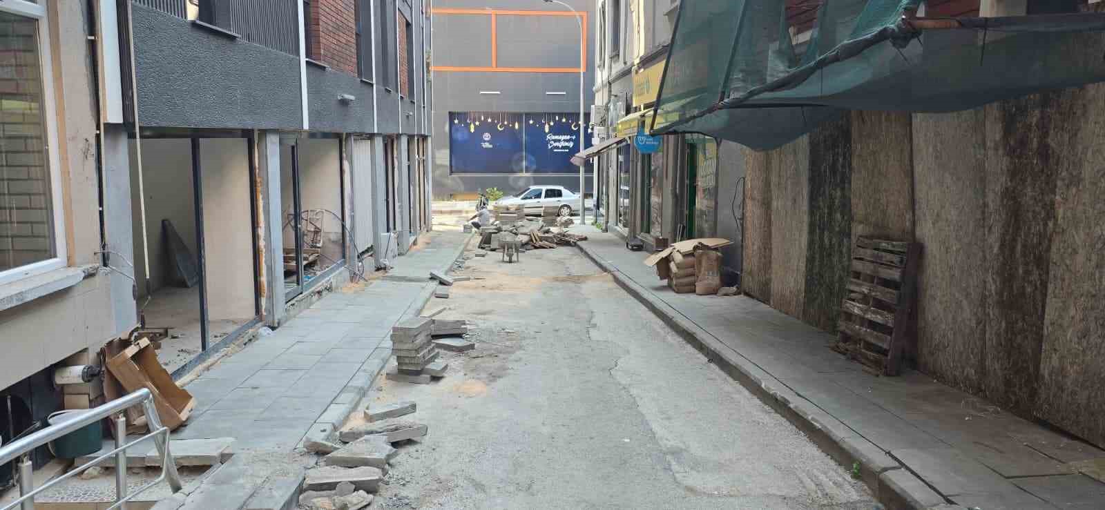 Bilecik&rsquo;te 1 haftadır bitmeyen kaldırım yapımı esnafı &ccedil;ileden &ccedil;ıkardı