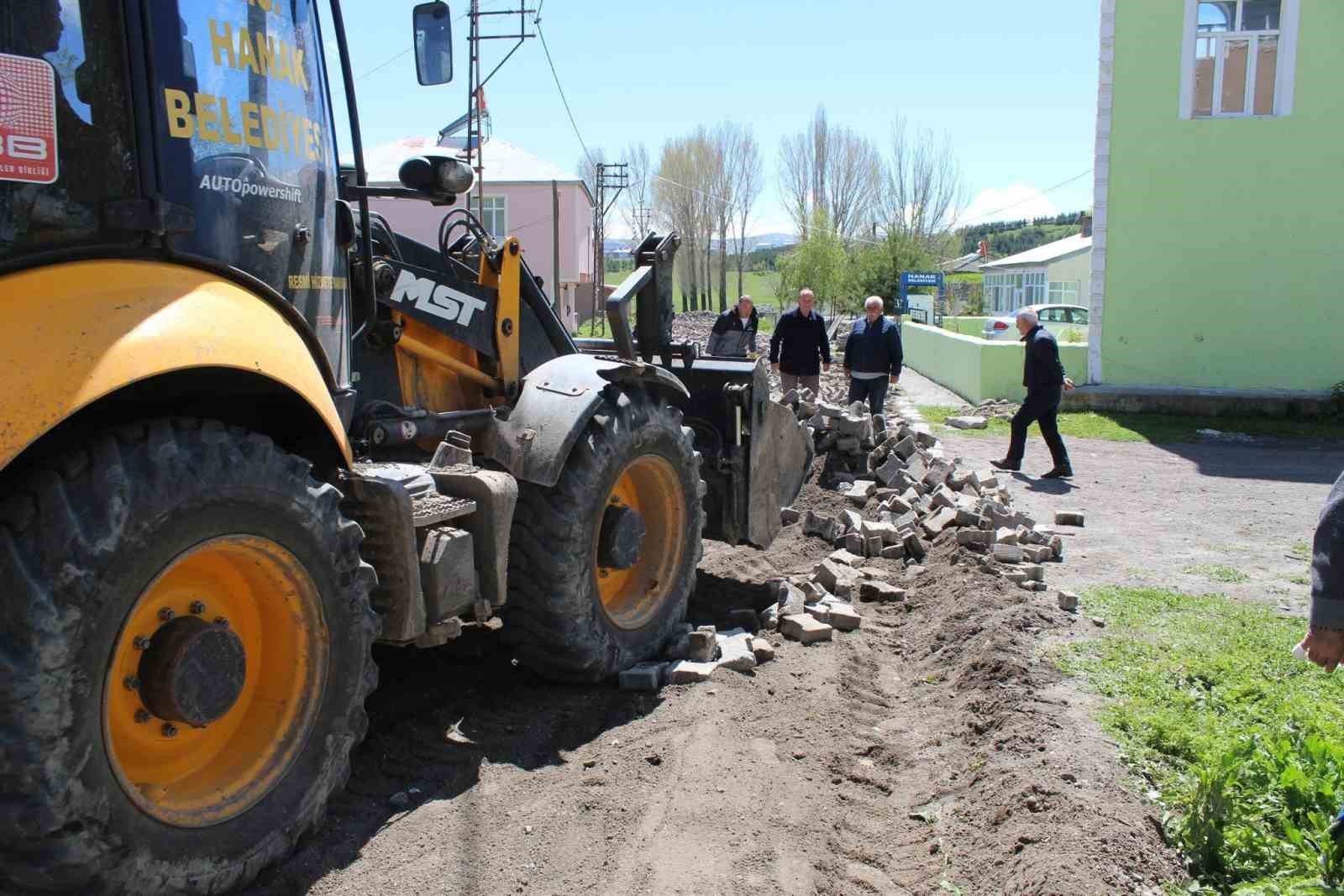 Hanak ilçesinde kilit parke çalışmaları başladı
