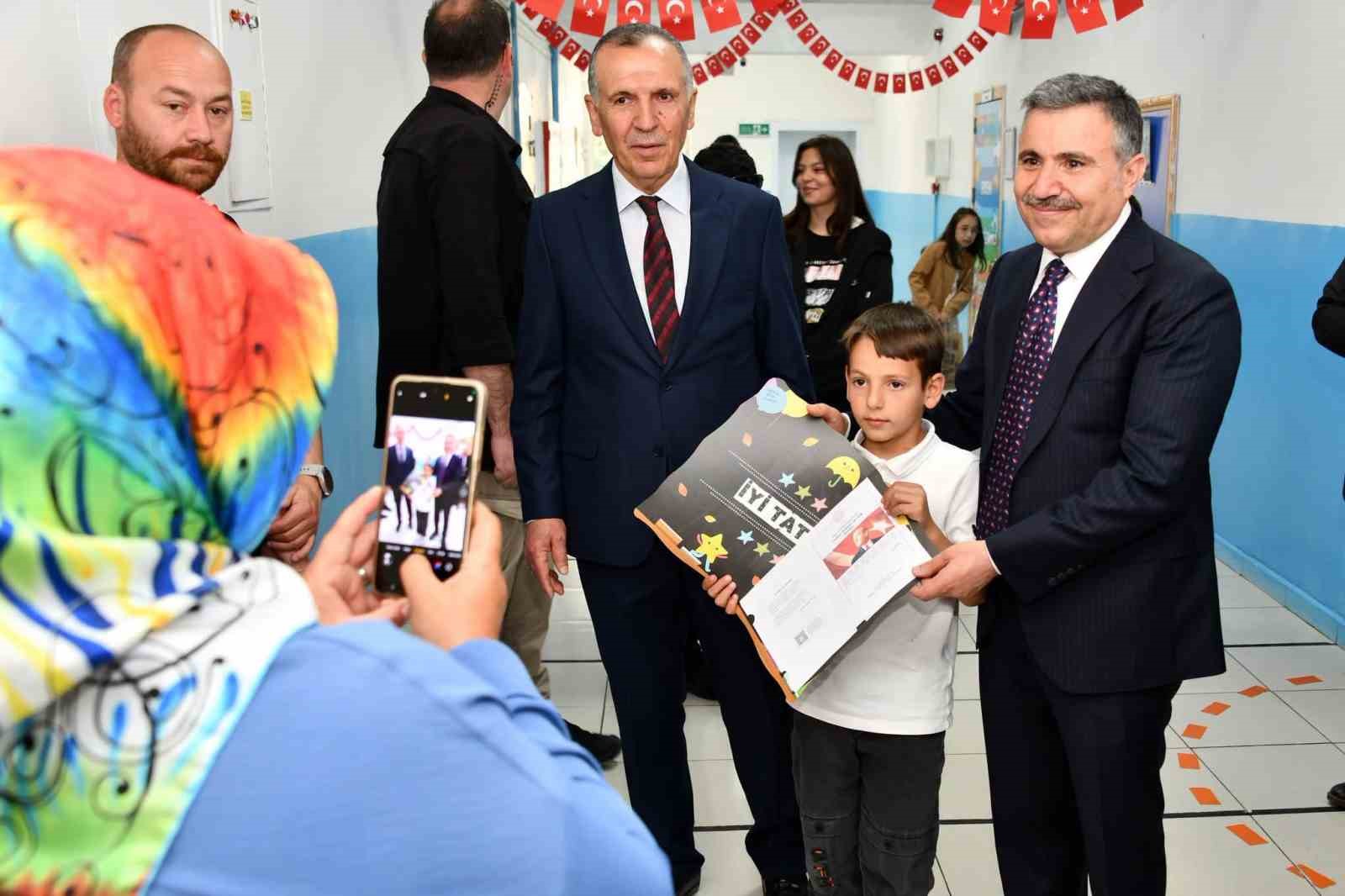 G&uuml;m&uuml;şhane&rsquo;de 17 bin 183 &ouml;ğrenci karne sevinci yaşadı