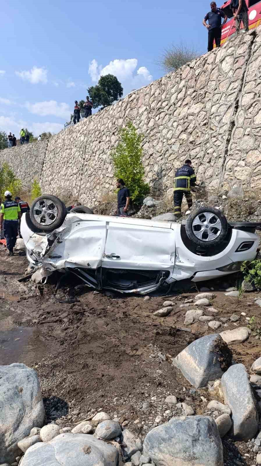 Adana&rsquo;da otomobil dereye d&uuml;şt&uuml;: 2 &ouml;l&uuml;, 1 yaralı