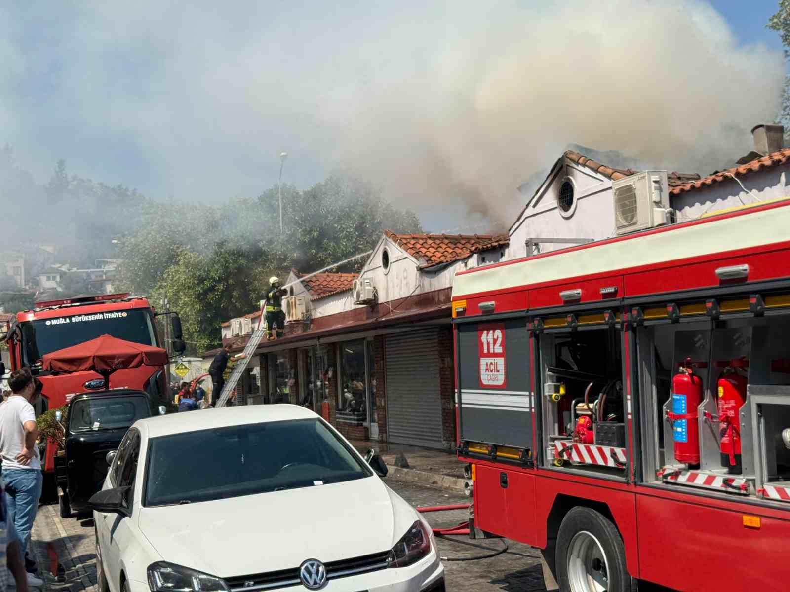 Fethiye Balık Hali&rsquo;nde &ccedil;atı yangını
