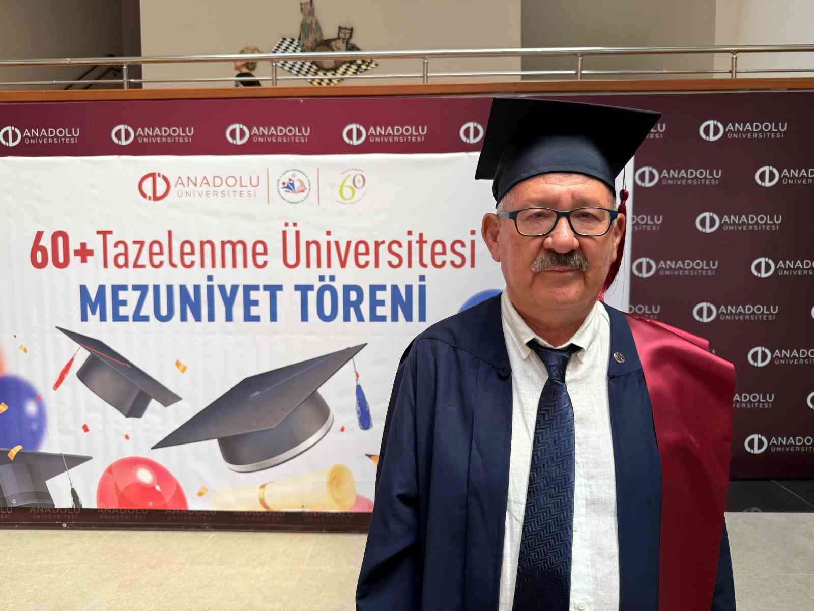 6 farklı ilde g&ouml;rev yapmış emekli emniyet m&uuml;d&uuml;r&uuml;, 65 yaşında tekrardan &uuml;niversiteden mezun oldu