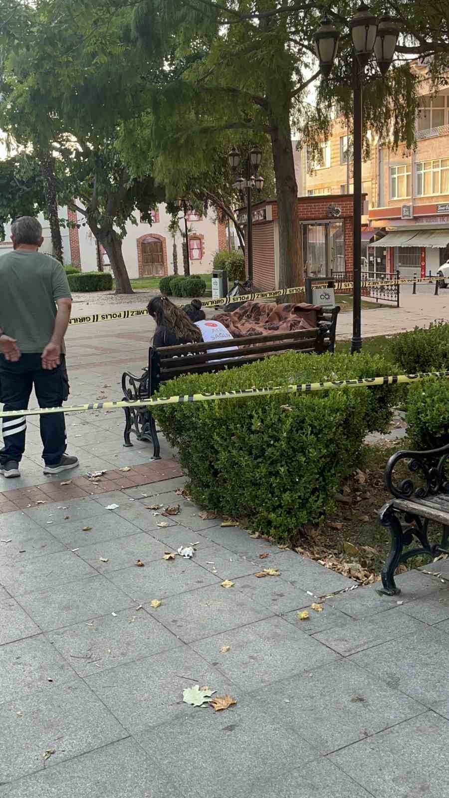 Uyuduğu bankta battaniyenin altından cansız bedeni çıktı