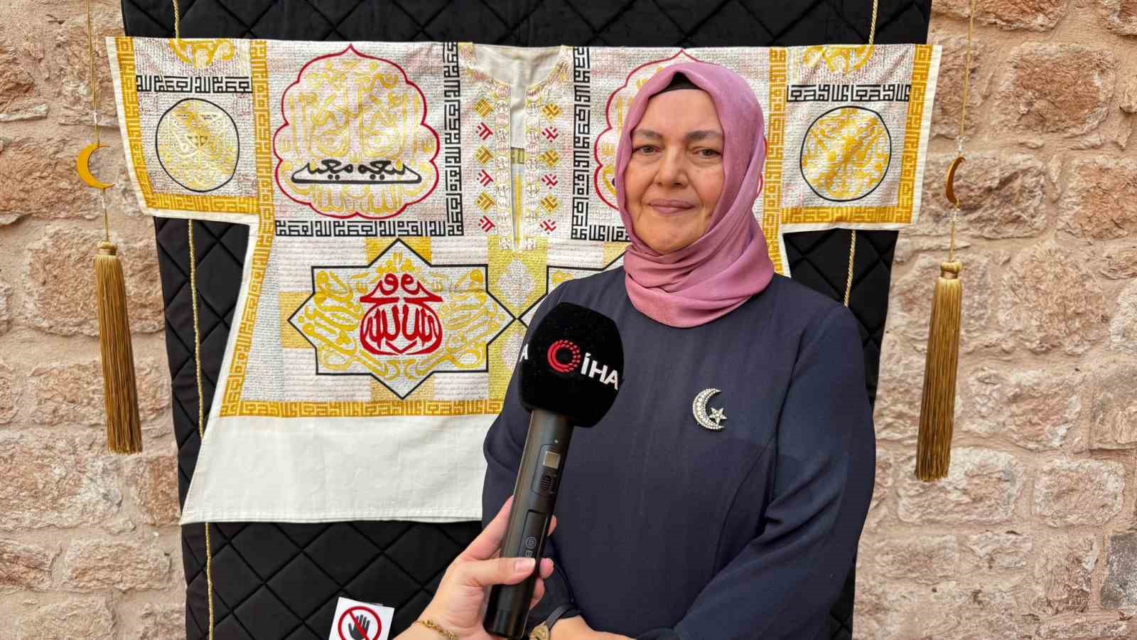 Geçmişin izlerini taşıyan dualı gömlekler tarihi İshak Paşa Sarayı’nda sergilendi