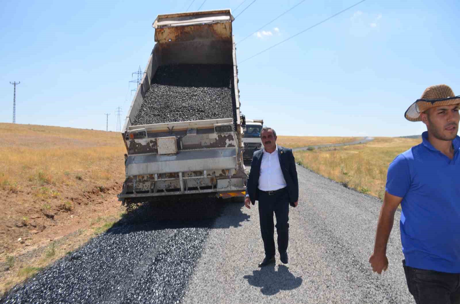 Uzg&ouml;r&uuml;r&rsquo;de asfalt ve altyapı &ccedil;alışmaları s&uuml;r&uuml;yor