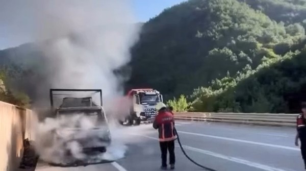 Tavuk taşıyan kamyonet hareket halindeyken yandı