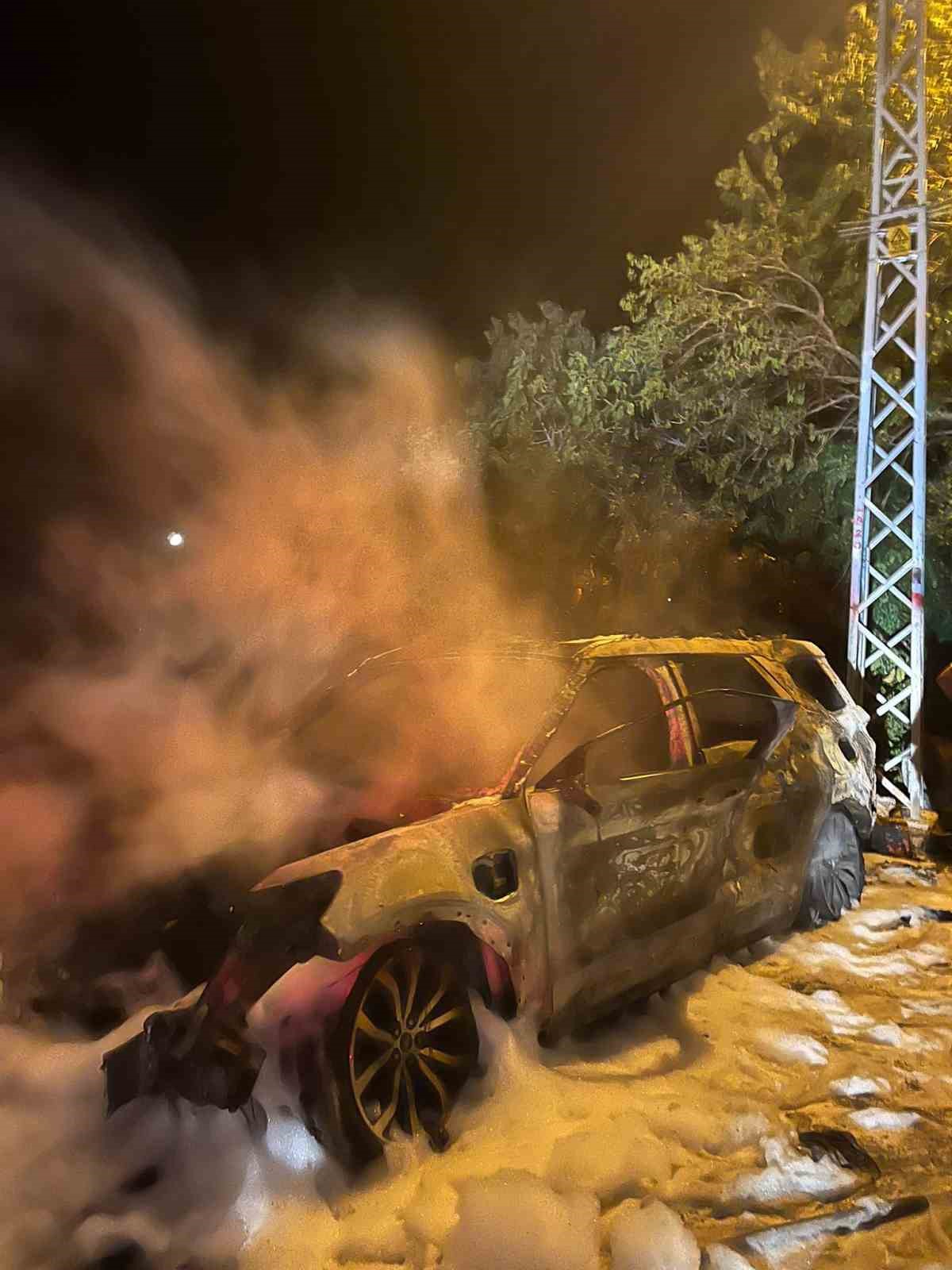 Erdek&rsquo;te otomobil yangını paniğe neden oldu