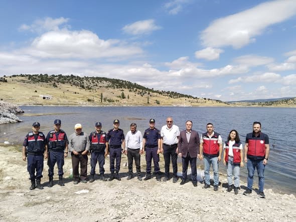 Aslanapa Kureyşler Göleti’ne 140 bin sazan yavrusu bırakıldı