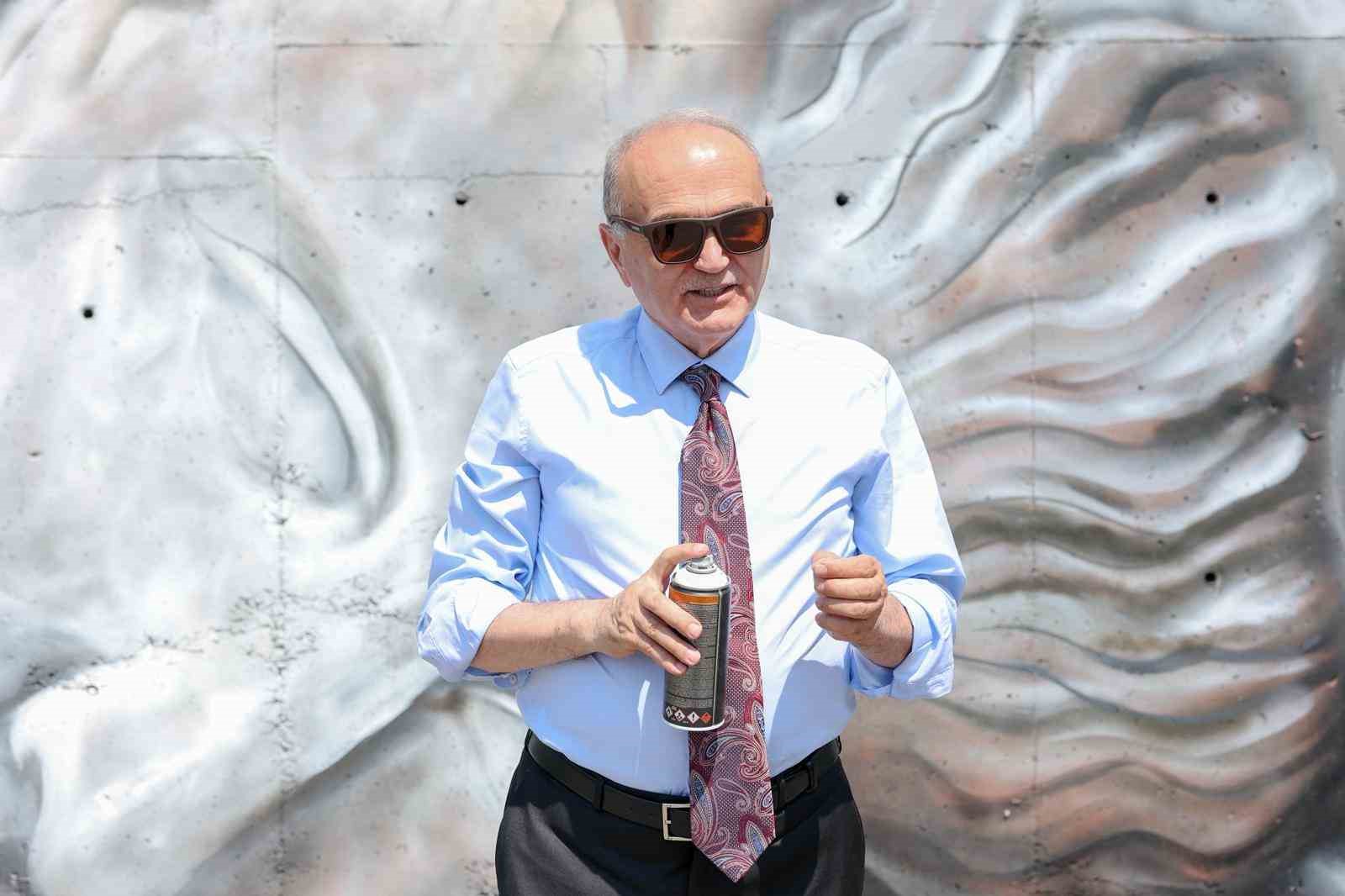 Apollon heykeli bu kez grafitiyle konuştu