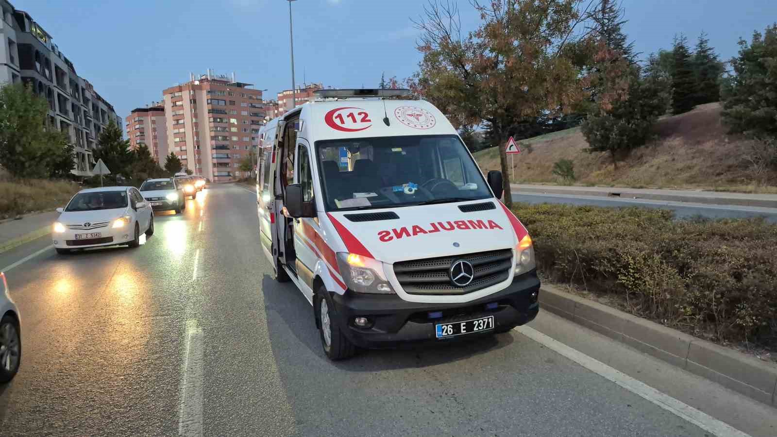 Kontrolden çıkan otomobil aydınlatma direğine çarptı, sürücü yaralandı