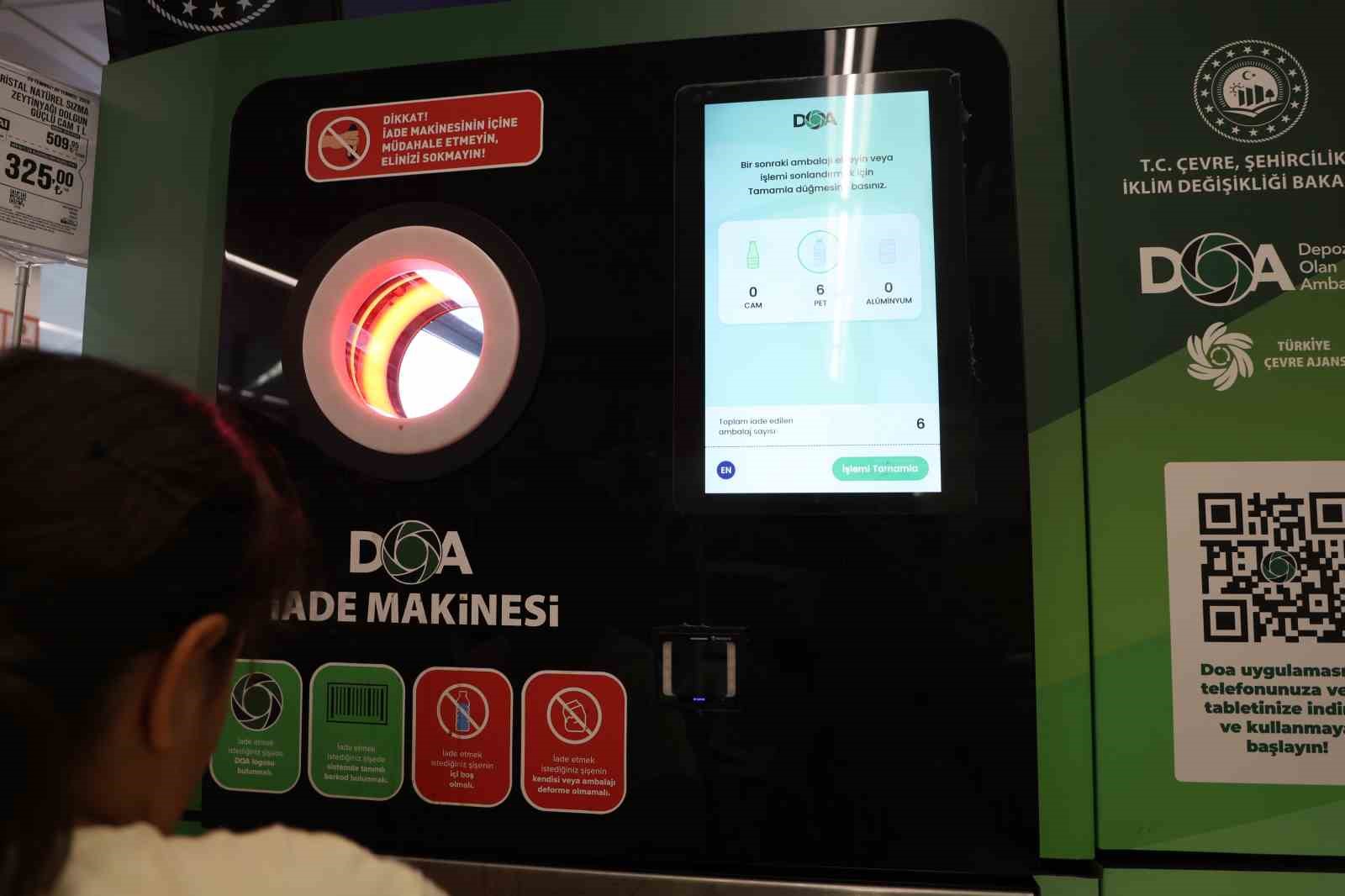 Öğrenciler çevreyi temizleyip harçlıklarını geri dönüşümden çıkarıyor