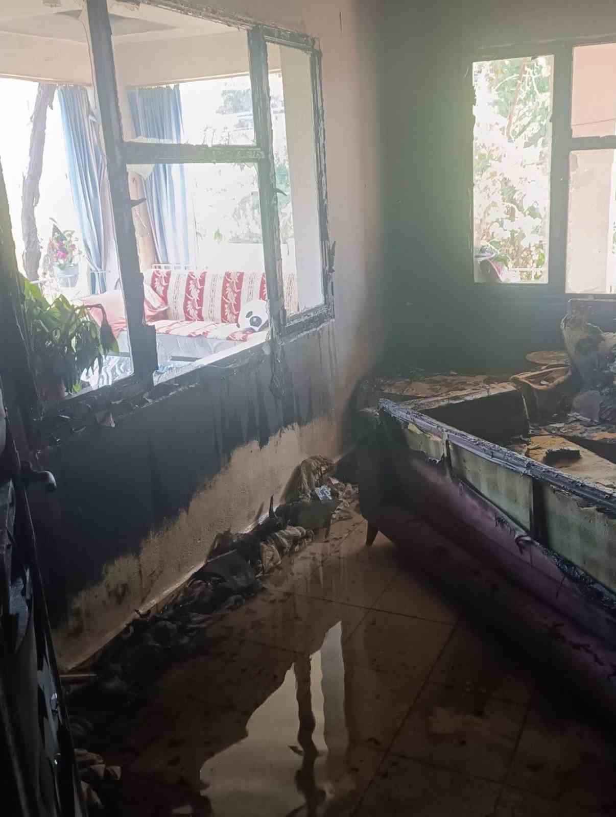 Erzin&rsquo;de 2 katlı evde &ccedil;ıkan yangın b&uuml;y&uuml;meden s&ouml;nd&uuml;r&uuml;ld&uuml;