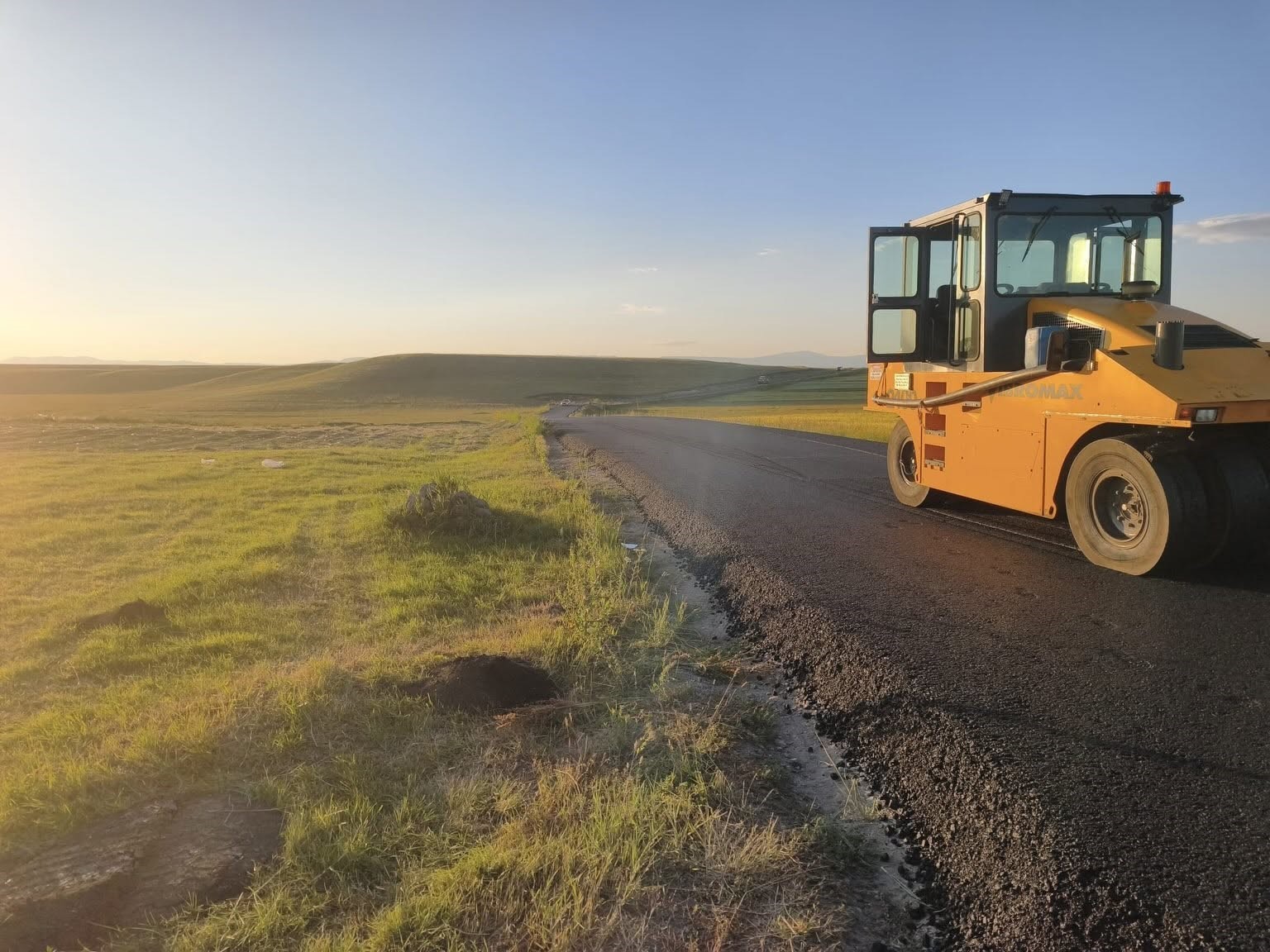 Kars&rsquo;ta k&ouml;y yollarında ulaşım hamlesi! BSK ve beton yol &ccedil;alışmaları aralıksız s&uuml;r&uuml;yor