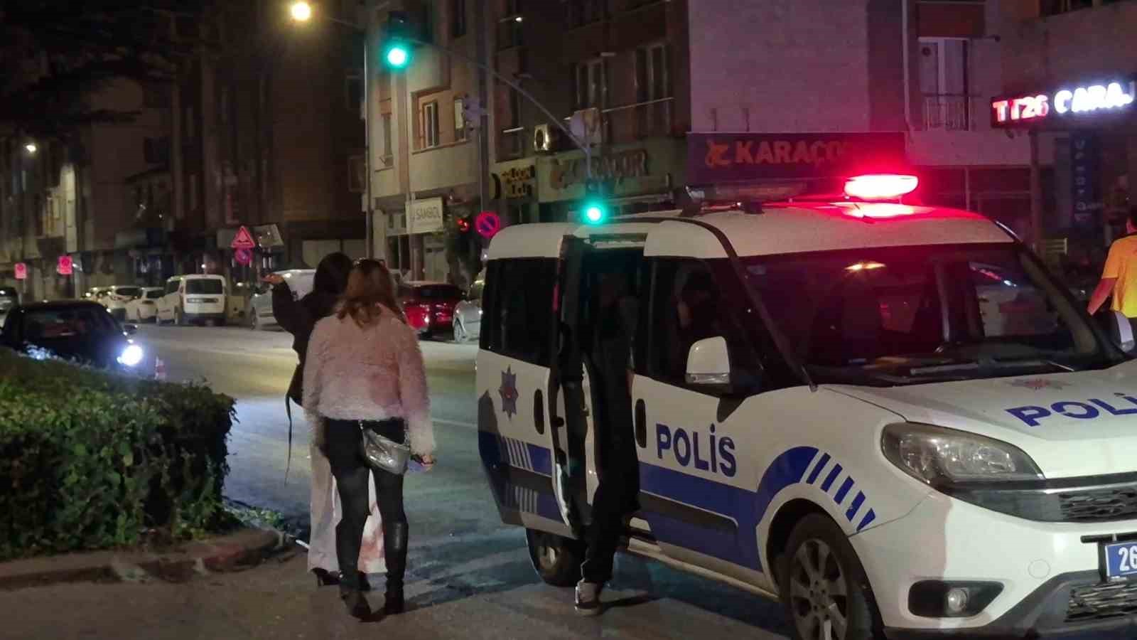 Kasisten &ccedil;apraz ge&ccedil;mek isteyen otomobile motosiklet &ccedil;arptı: 2 yaralı