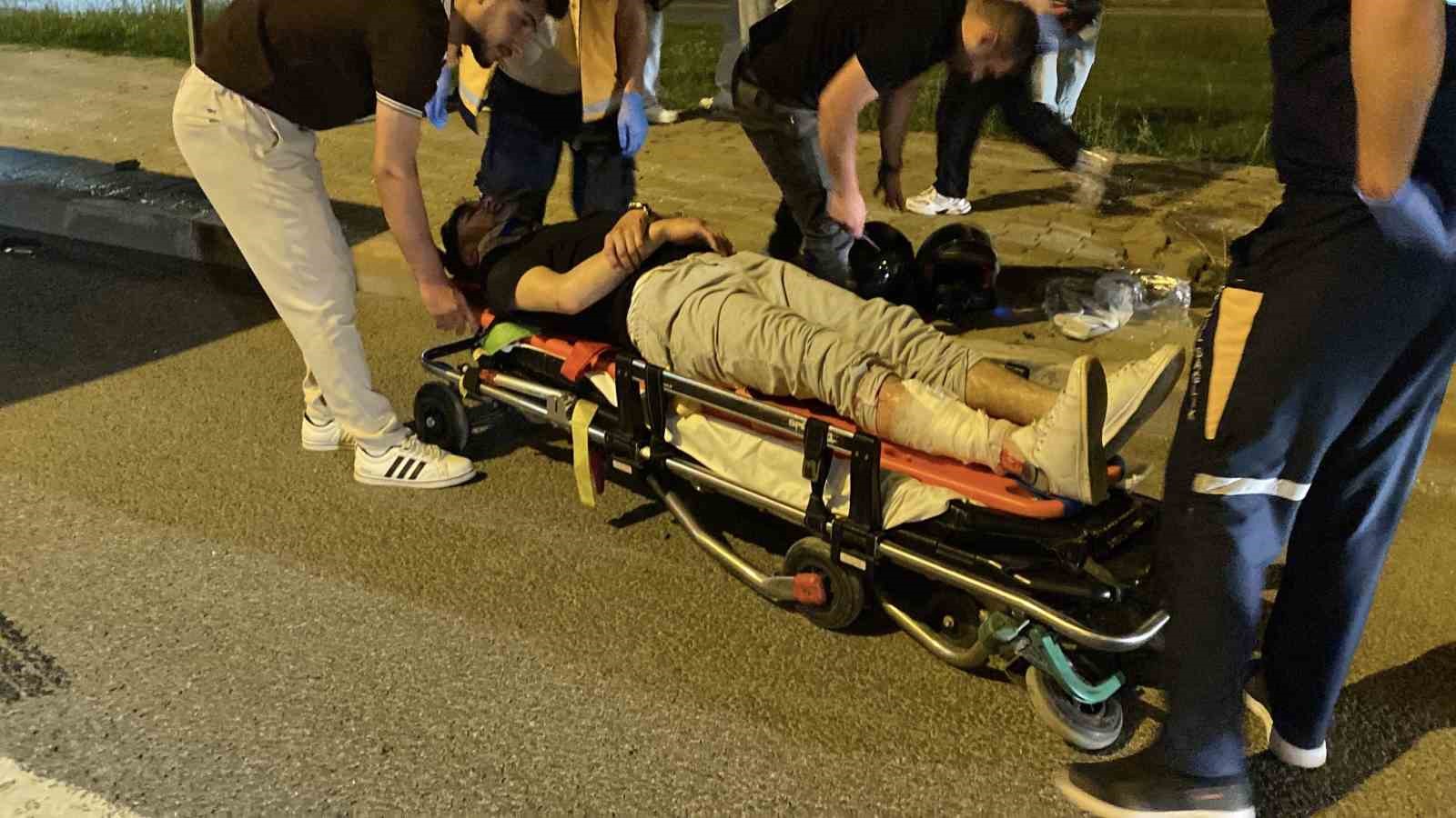 Motosiklet sürücüsü, emniyet şeridinde bekleyen motosikletlere çarptı: 3 yaralı