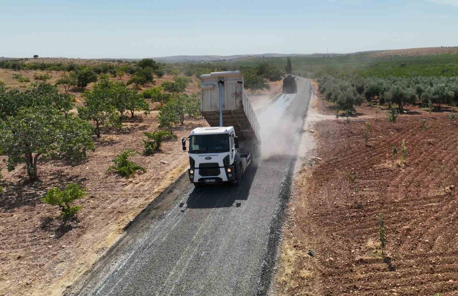 B&uuml;y&uuml;kşehir&rsquo;den Birecik&rsquo;te 40 kilometrelik grup yoluna sathi asfalt