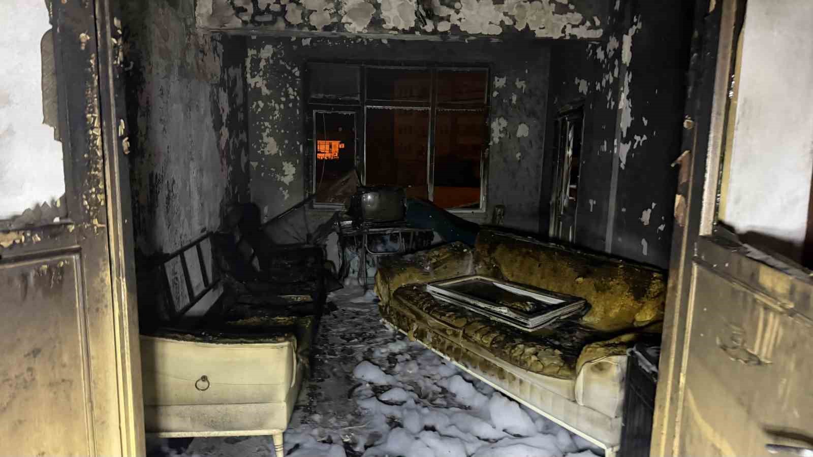 Hopa&rsquo;da ş&uuml;pheli ev yangını: 1 yaralı, 1 g&ouml;zaltı